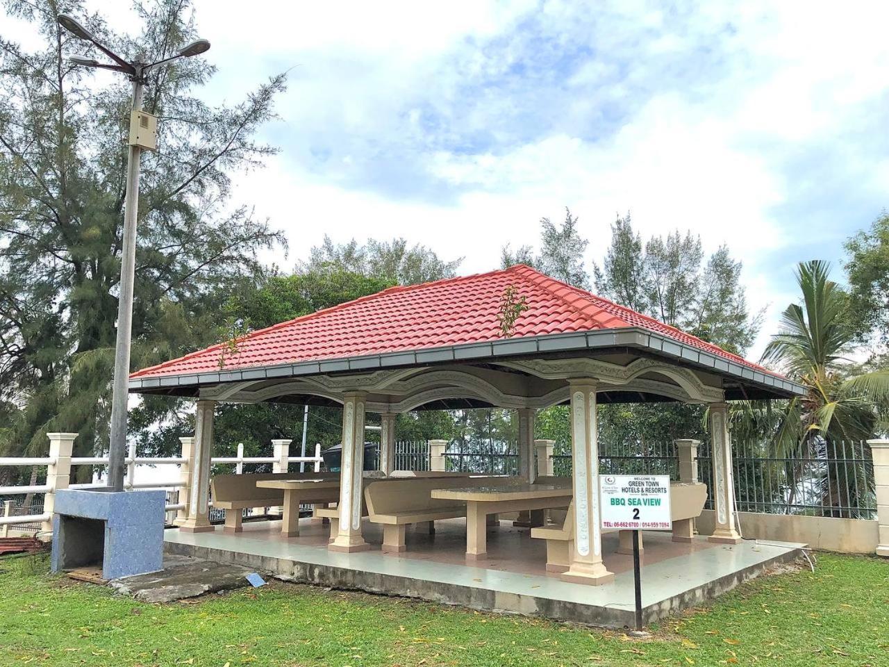 Green Town Hotel And Resort Port Dickson Bagian luar foto